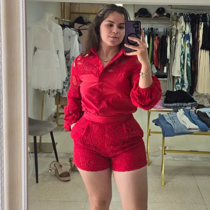 Conjunto rojo de short y blusa de mangas largas acanalado