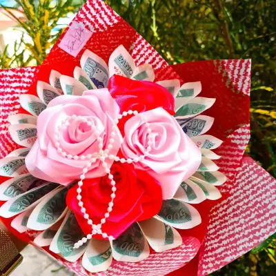 Ramo de flores con billetes