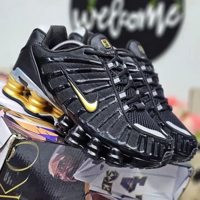 Nike de Muelles Negras y Doradas