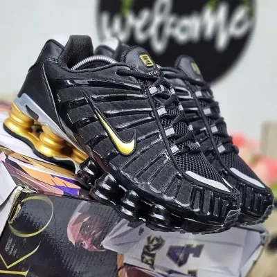 Nike de Muelles Negras y Doradas