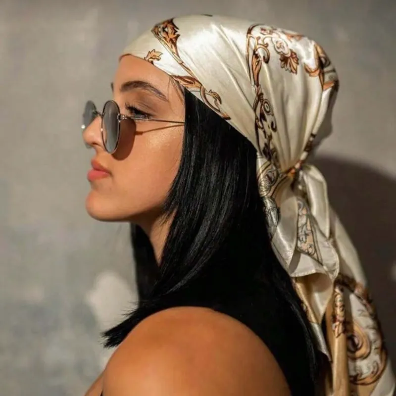 Pañuelo beige estampado