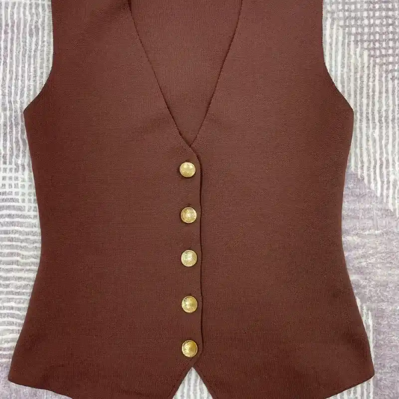 Chalequito carmelita con botones dorados