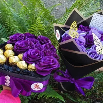 Ramo de rosas eternas y caja de corazón de rosas con bombones 