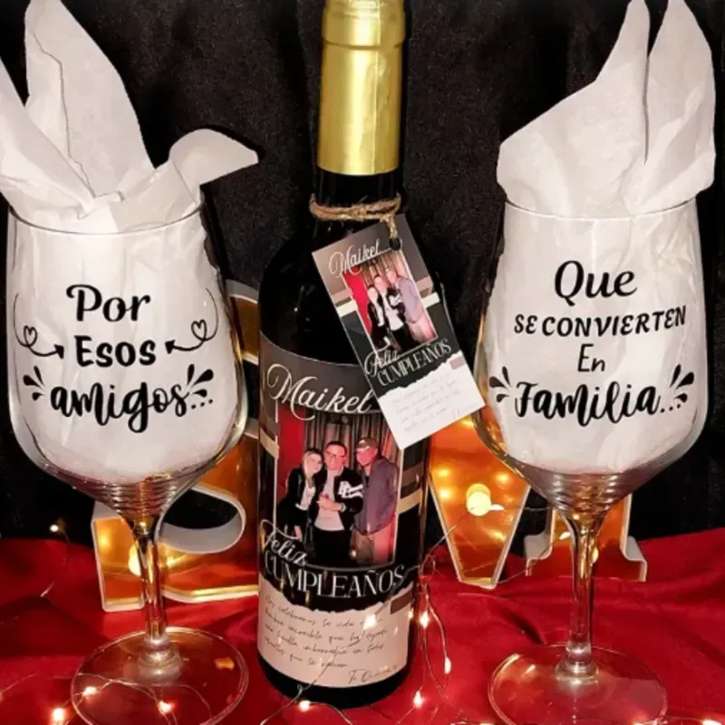 Conjunto de botella de vino y copas personalizadas