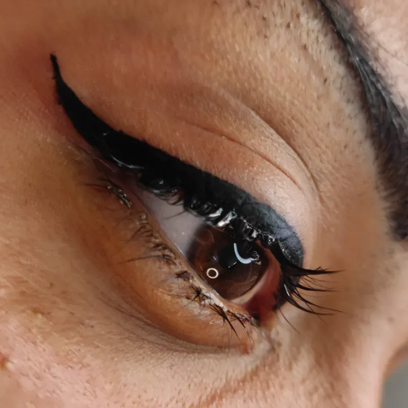 Delineado superior negro