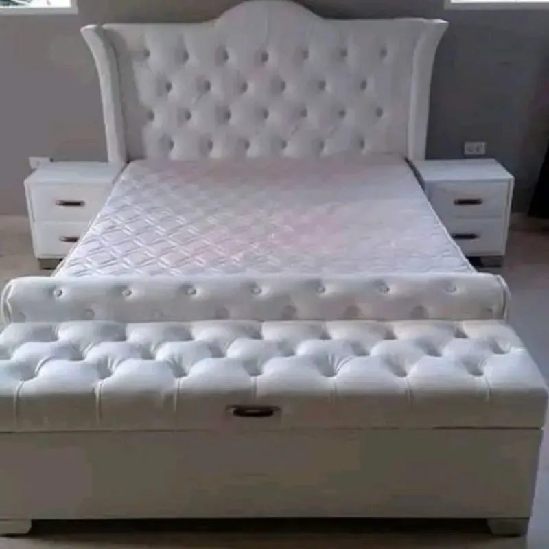 CAMA CON PIELERA, MESITAS Y BAÚL