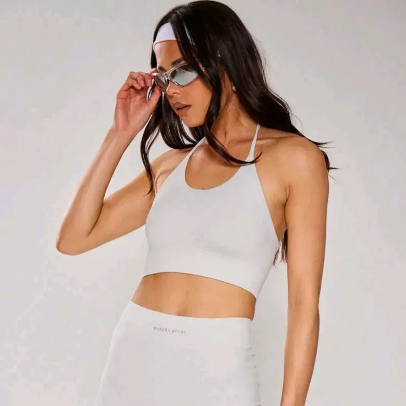 Top gris anudado al cuello