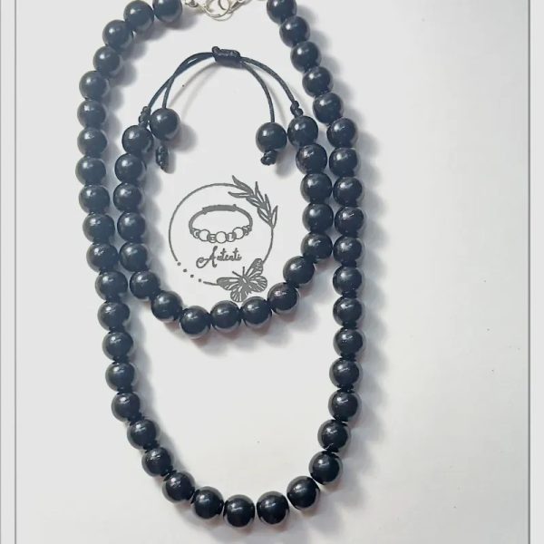 Collar y pulos de perlas