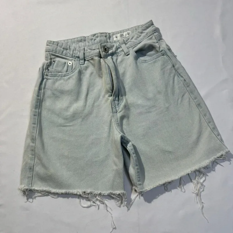 Short de Mezclilla Largo Claro Deshilachado