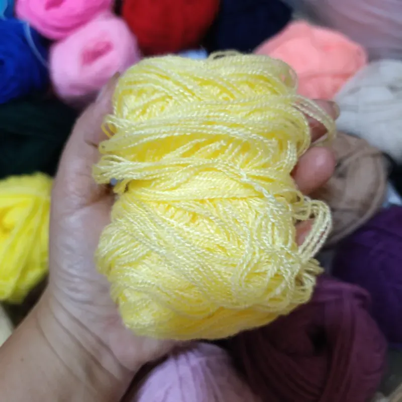 Hilo acrilán de tres hembras amarillo clarito