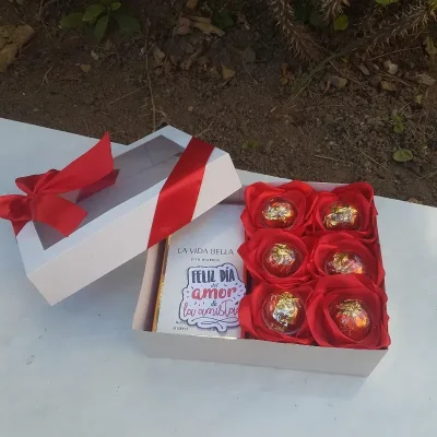 Caja con rosas y perfume