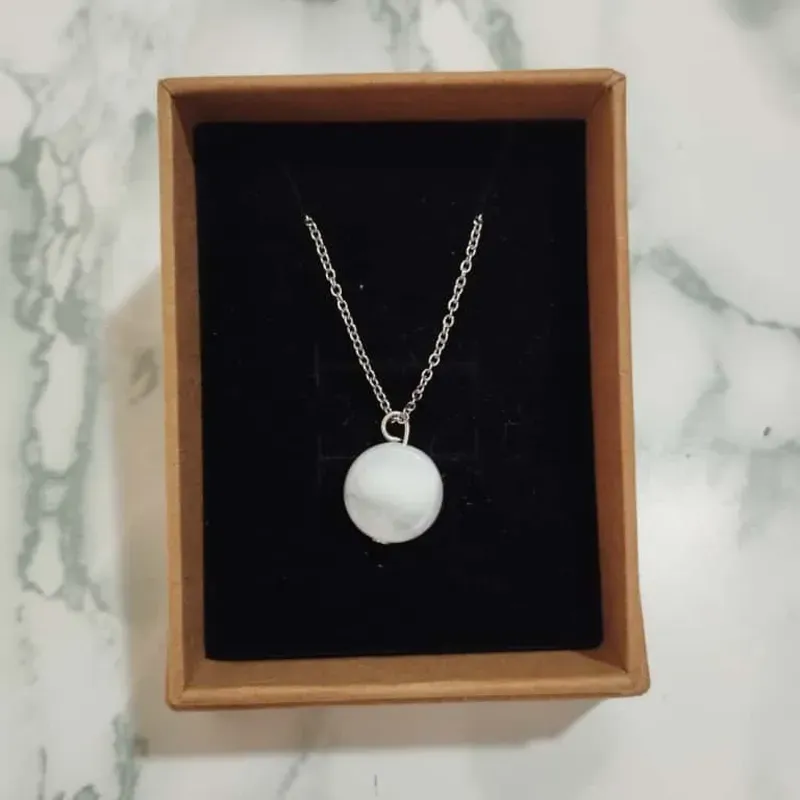 COLLAR PERLA PLANA BLANCA MARMOLEADA