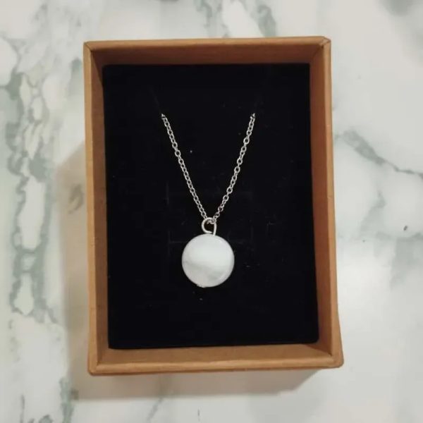 COLLAR PERLA PLANA BLANCA MARMOLEADA