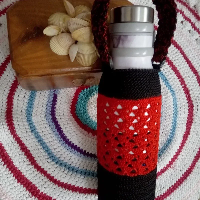 Estuche negro y rojo.