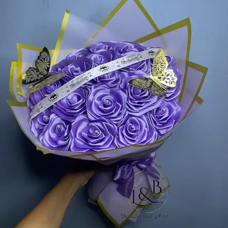 Ramo de 20 rosas eternas incluye una mariposa