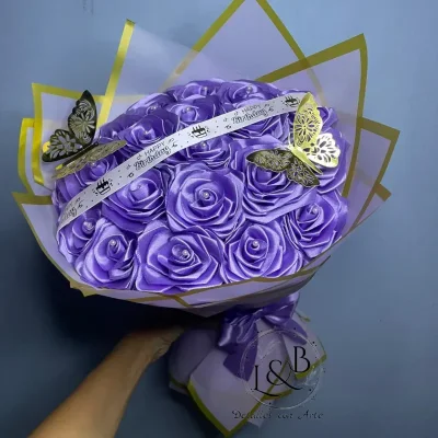 Ramo de 20 rosas eternas incluye una mariposa