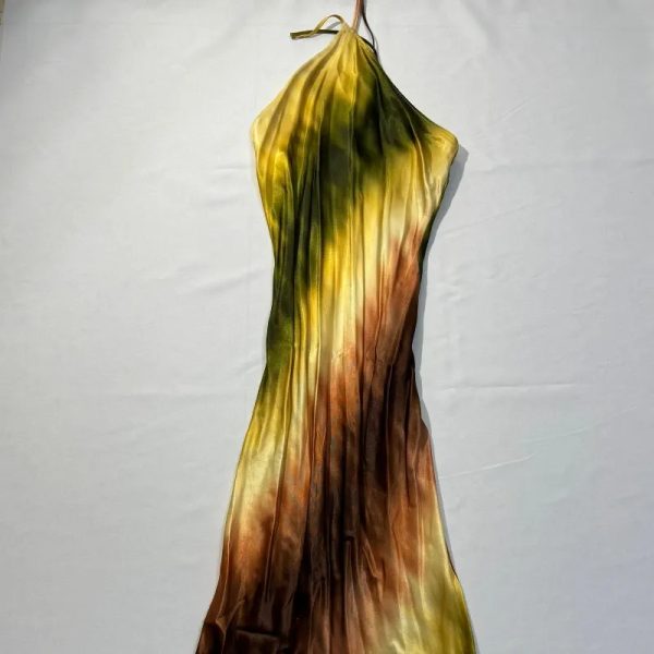 Vestido Largo de Colores Tierra Tiras al Cuello y Detalle de Piedras