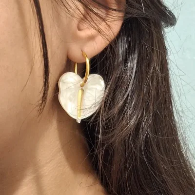 Argollas doradas con Anthurium nacarado blanco