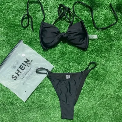 Bikini negro en forma de lazo