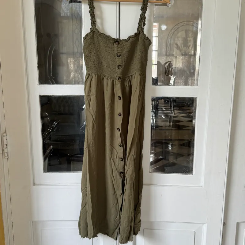 Vestido verde olivo largo de tirantes