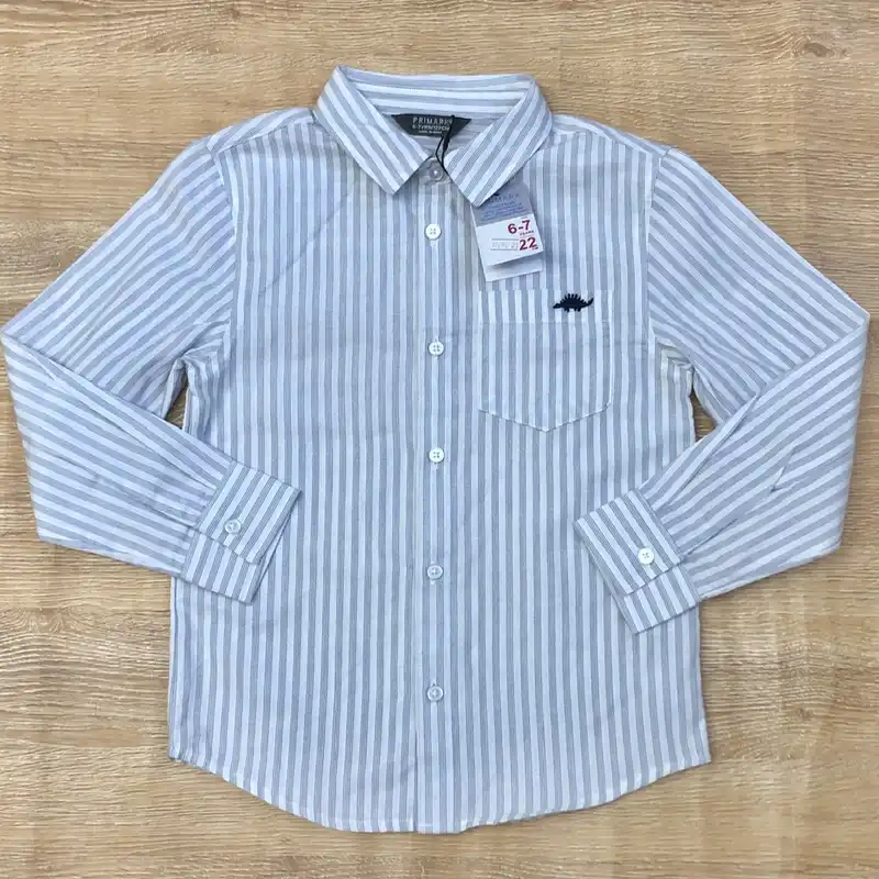 Camisa de rayas blancas y azules