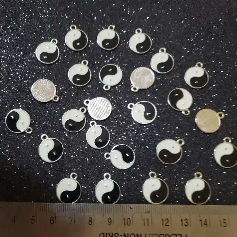 Dije en forma de ying yang