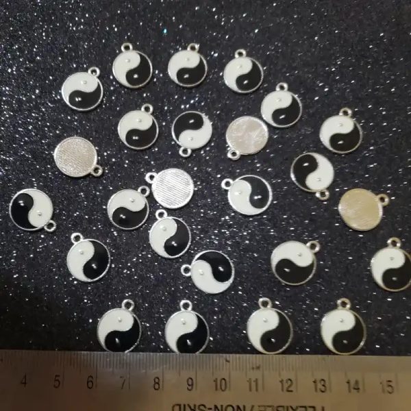Dije en forma de ying yang
