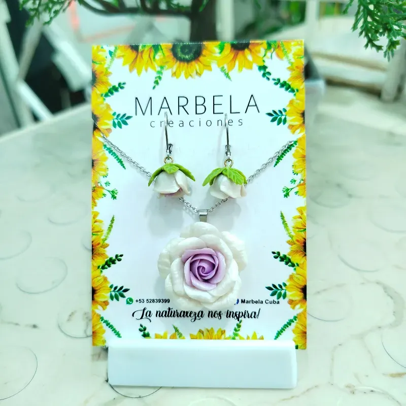 ✨Juego de Rosas con botones Blancas con centro lila✨