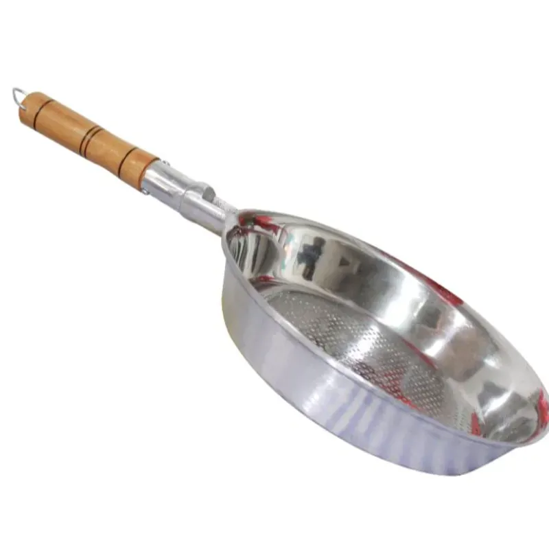 Sartén de aluminio con cabo de madera