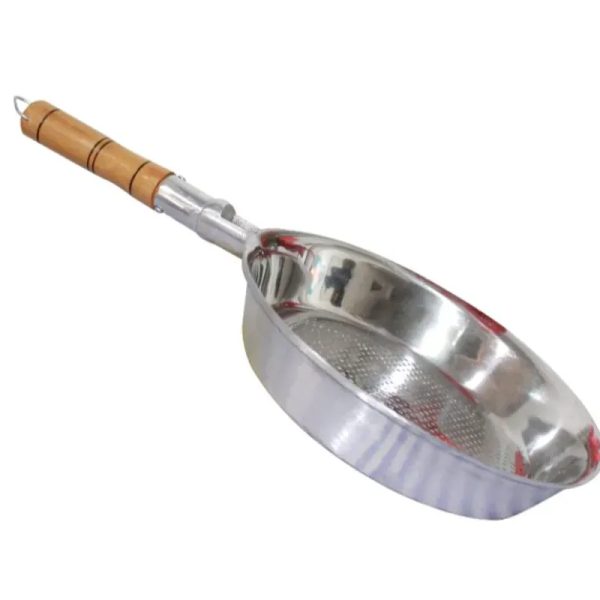 Sartén de aluminio con cabo de madera