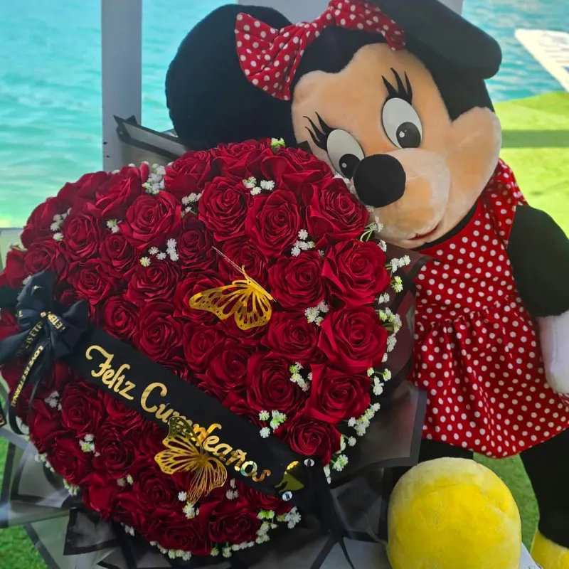 Ramo de 50 rosas en forma de corazón
