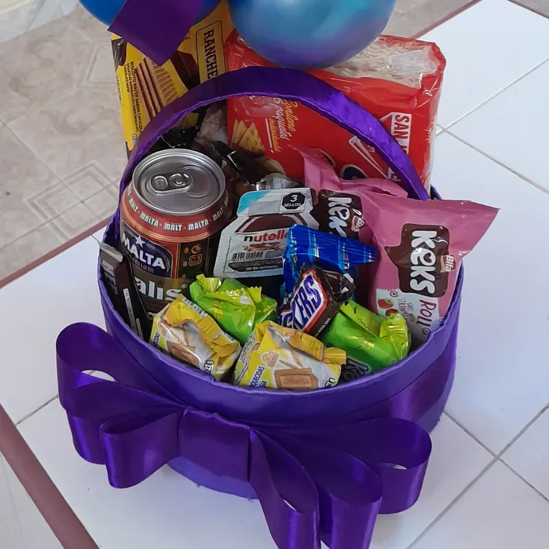 Surtido de confituras y set de globos personalizados