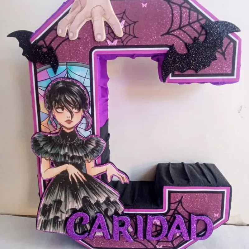 Inicial en 3D con nombre y adornos en 2D