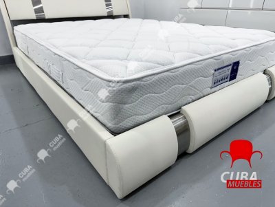 Cama de plataforma tamaño Queen con decoración de piezas de hierro, cama tapizada de piel sintética con cabecera ajustable curvada, soporte de listones de madera.