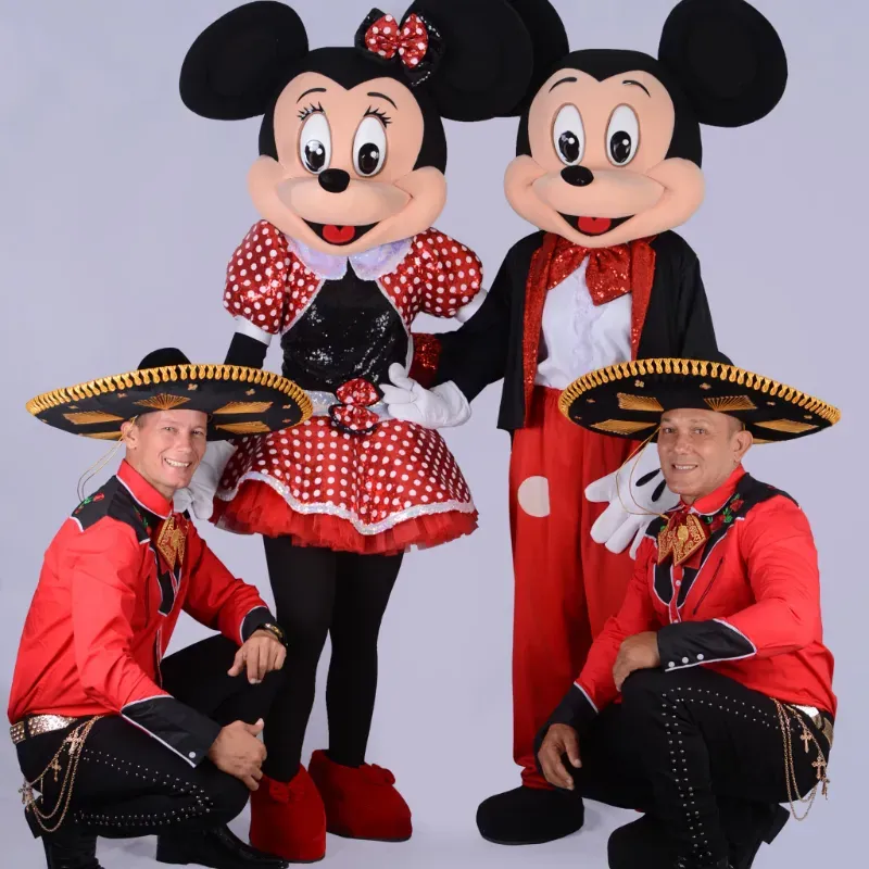 2️⃣ Mariachis  y Minnie y Mickey Mouse ♥️