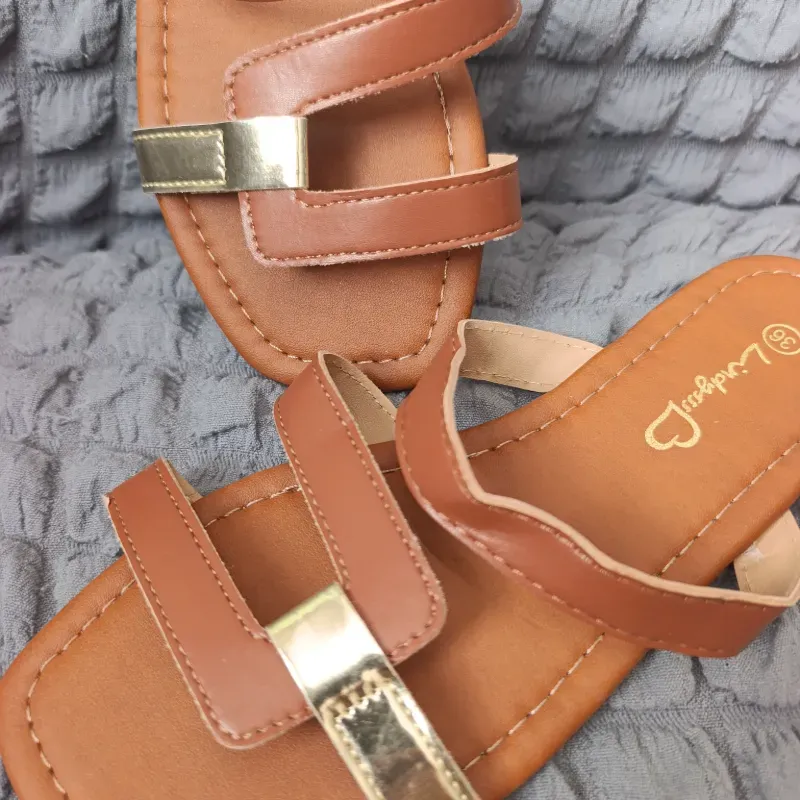 Sandalias casual para dama con correa