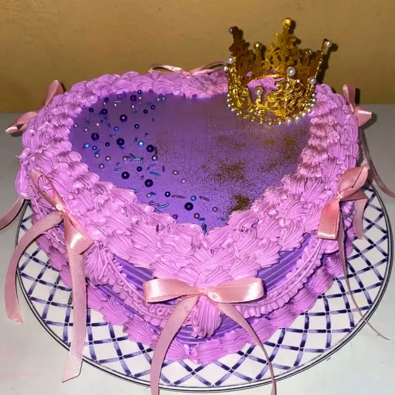 Tarta o Cake para Princesas - 25 centímetros de diametro relleno de Crema de Chocolate o Dulce de Piña. *Encargar mínimo con 48 horas de antelación*