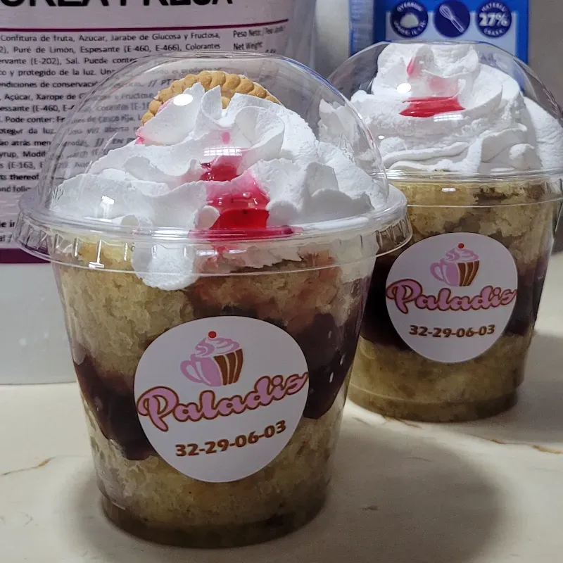 Trifle de con mermelada de fresa.