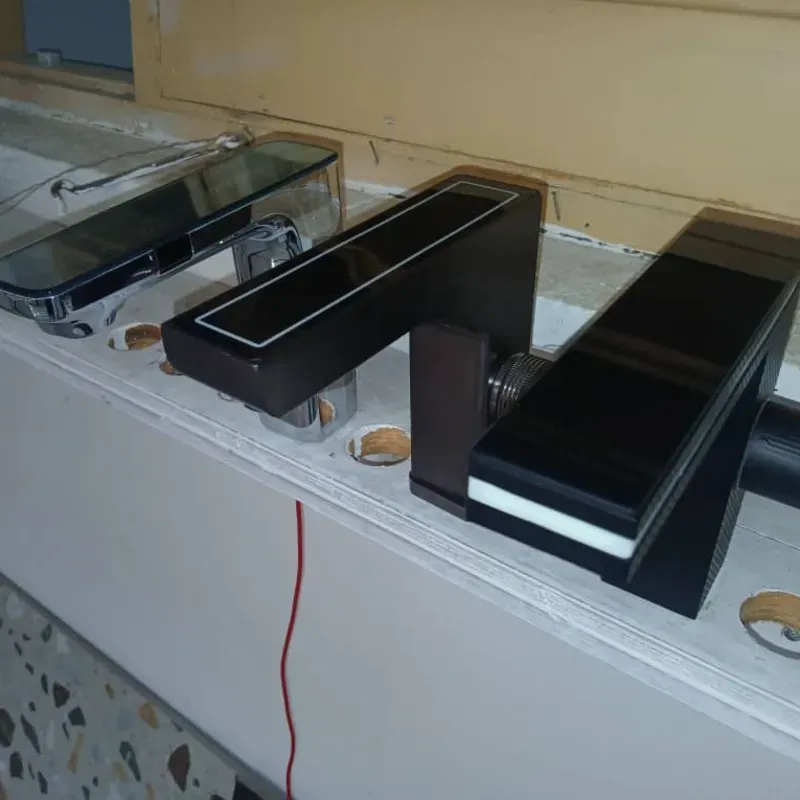 Llave mezcladora para lavamanos.