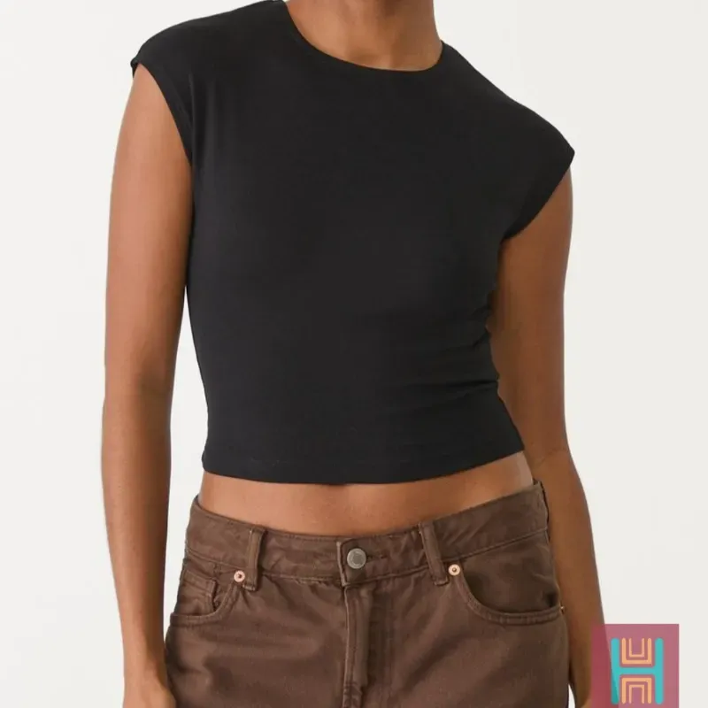 Camiseta básica ajustada crop negro 0002