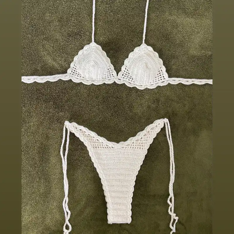 Bikini con transparencias y vuelos