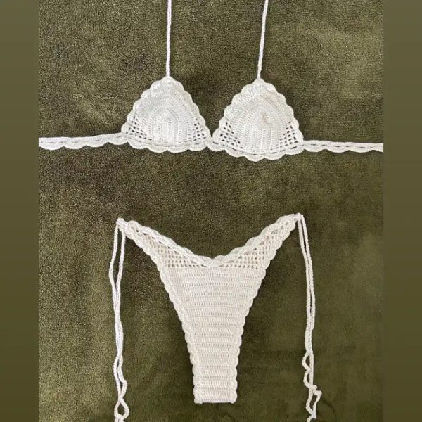 Bikini con transparencias y vuelos