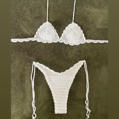 Bikini con transparencias y vuelos