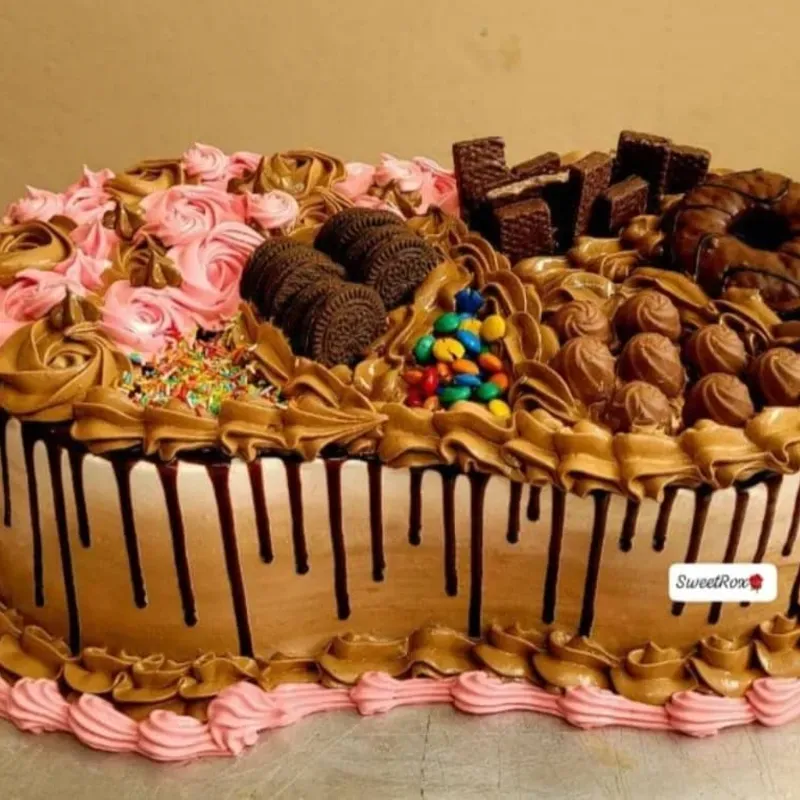 Cake de capuchino con cubierta de chocolate y decorado con Confituras