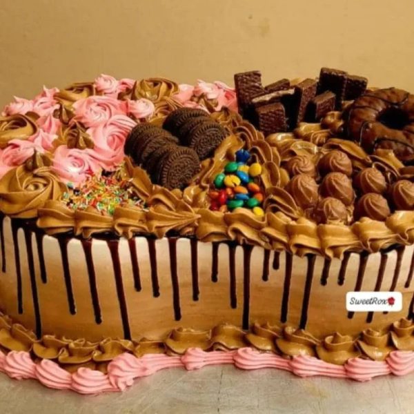 Cake de capuchino con cubierta de chocolate y decorado con Confituras