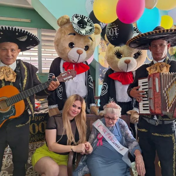 Sorpresa a un abuelita  en sus 100 años