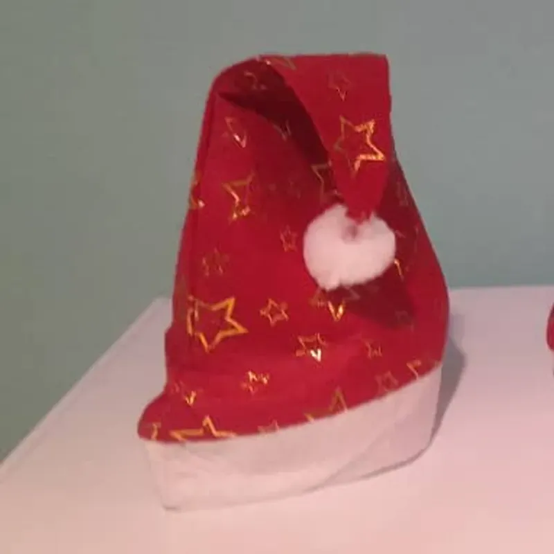 Gorro con estrellas doradas