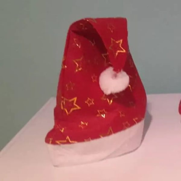 Gorro con estrellas doradas