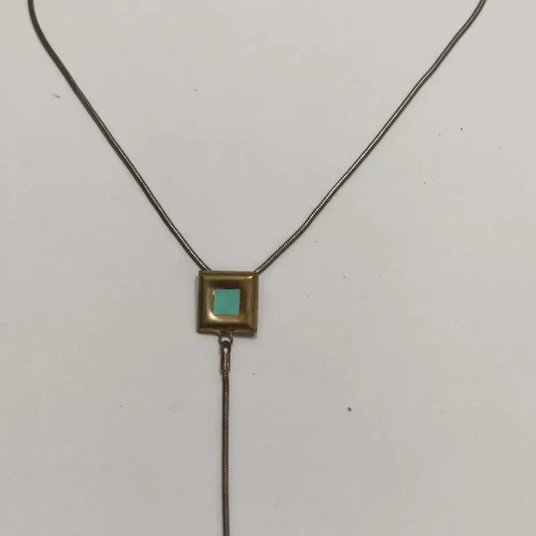 Collar con cuadrado colgante