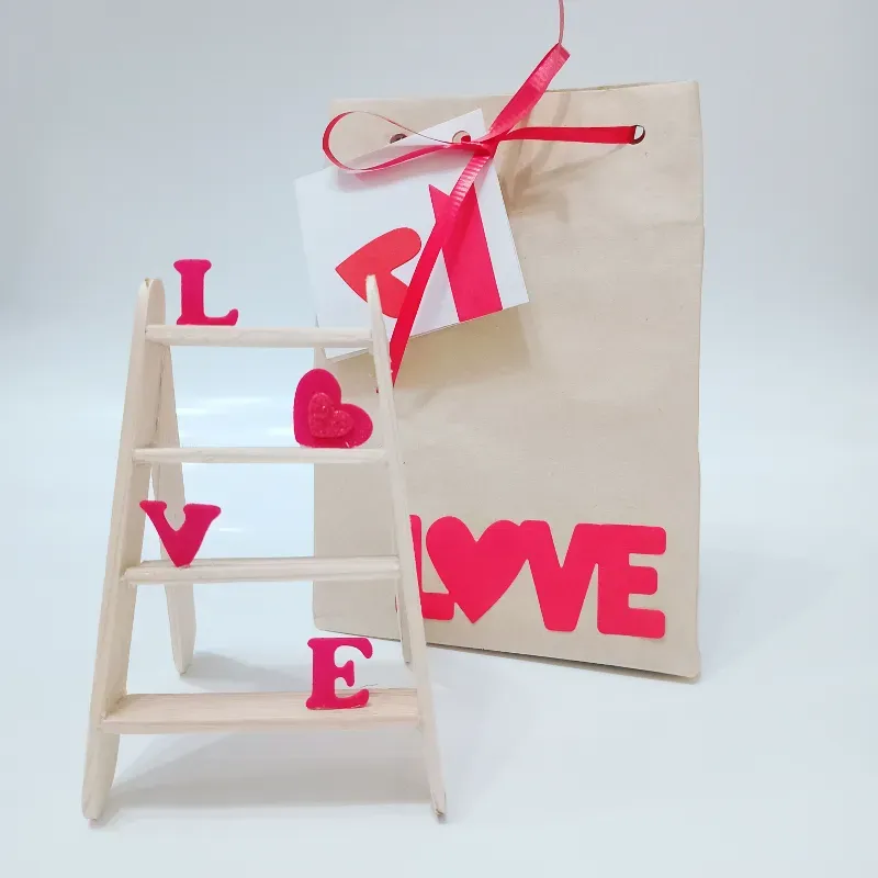 Escalerita con bolsa de regalo.